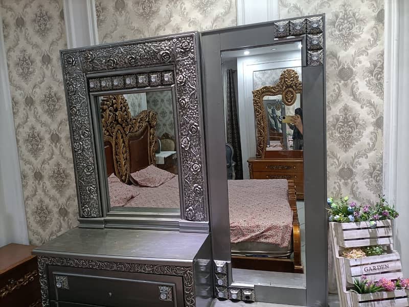 Bed with side tables and dressing table 2