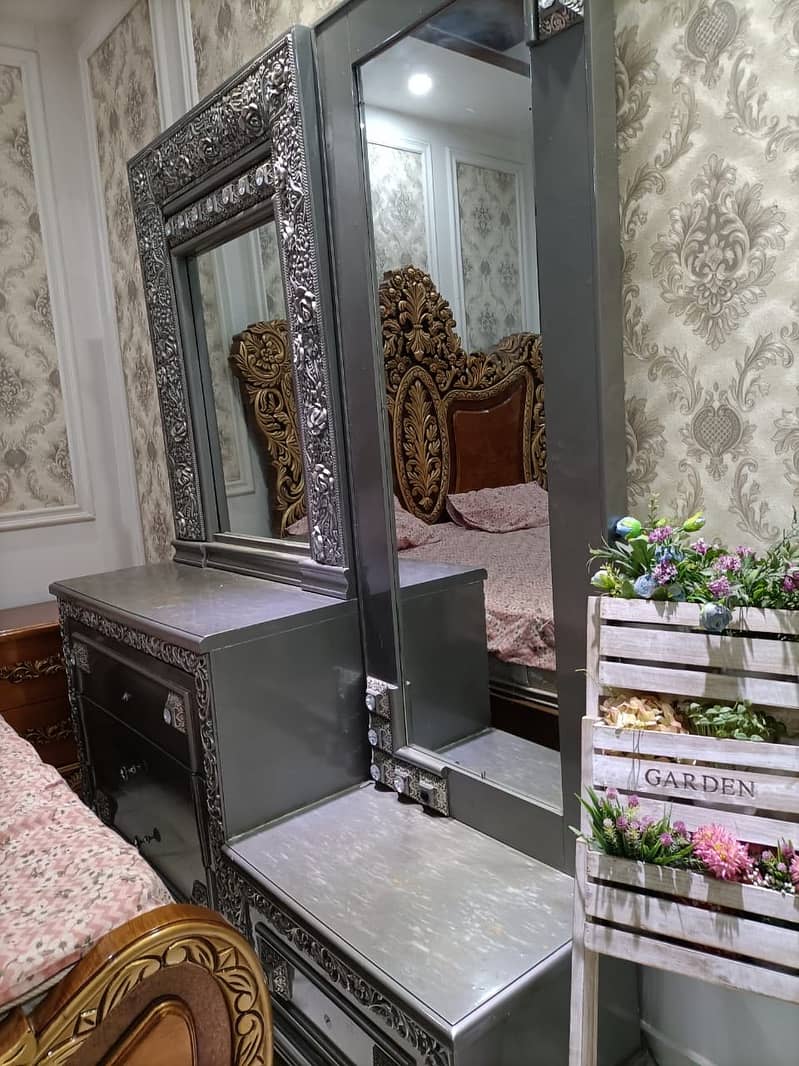 Bed with side tables and dressing table 3