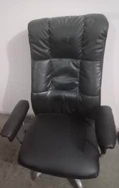 Ye chair Used h Agr ksi Bhai ko chye ho tu rabta kren