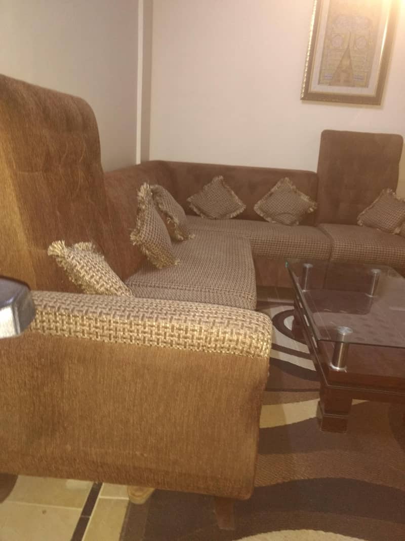 8 Seater sofa set in good condition with center table 4
