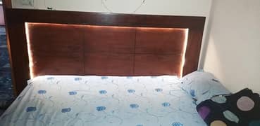 Bed with side tabels