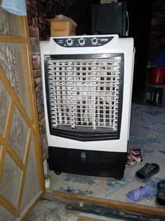 I ZONE 10/10 CONDITION ROOM COOLER IN 30K with 2 ice bottle