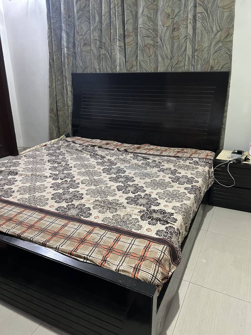 Dreasing table with mirror and bed and matress with 2 sidetables 0