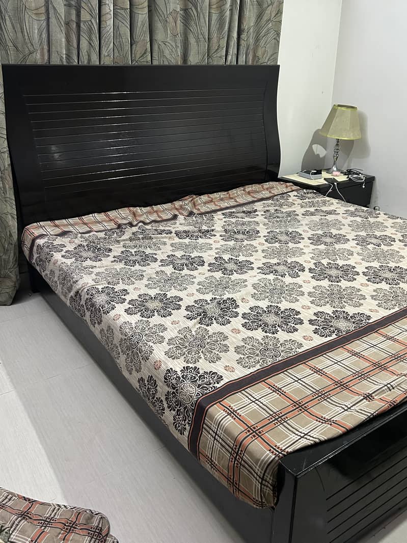 Dreasing table with mirror and bed and matress with 2 sidetables 1