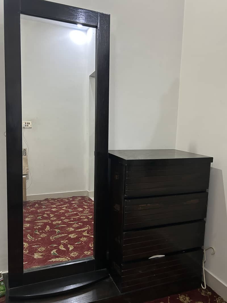 Dreasing table with mirror and bed and matress with 2 sidetables 2