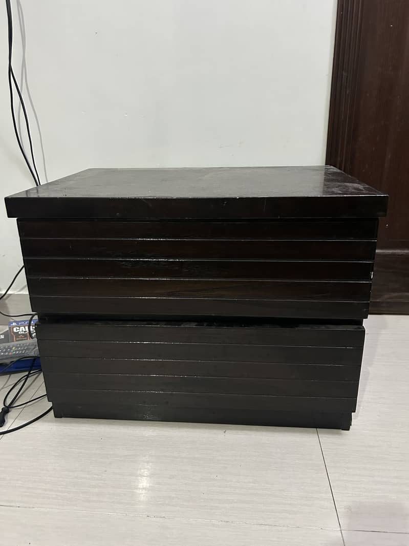 Dreasing table with mirror and bed and matress with 2 sidetables 3