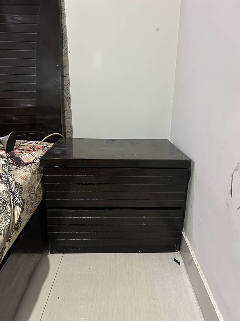 Dreasing table with mirror and bed and matress with 2 sidetables 4