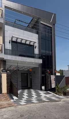 Corner 5 Marla Spacious House Available In Central Park - Block A1 For sale