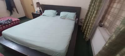 King Sized bed with 2 side tabels