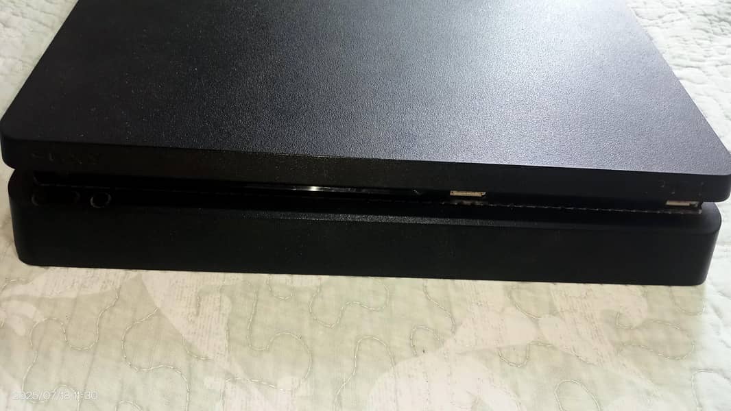 almost new ps4 slim with 2 Wireless controllers and 5 digital games 4