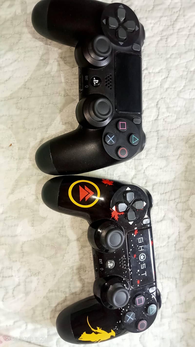 almost new ps4 slim with 2 Wireless controllers and 5 digital games 6