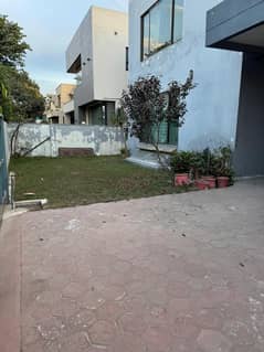 1 KANAL SOLID CUNSTRUCTION WITH BASEMENT OWNER BUILD HOUSE HOT LOCATION