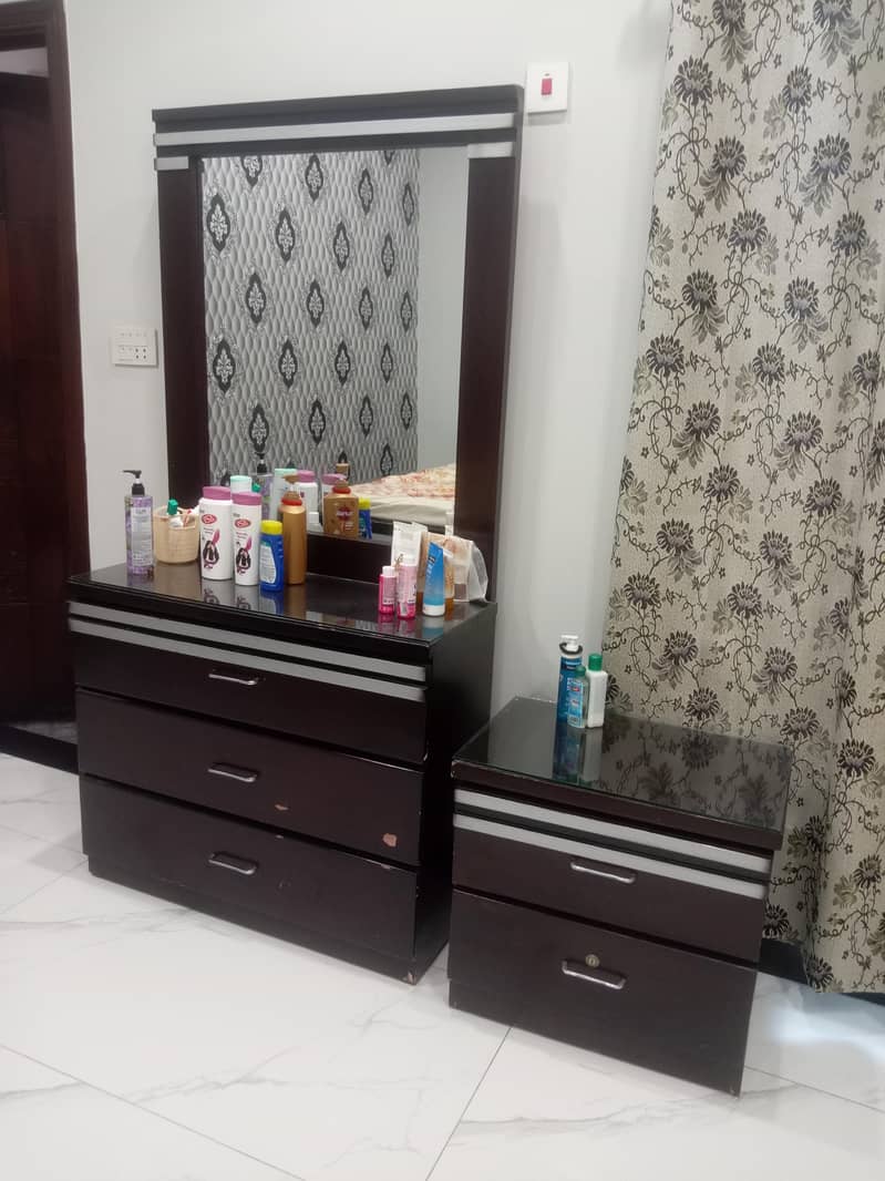 double bed full size with two side tables and dressing table 1