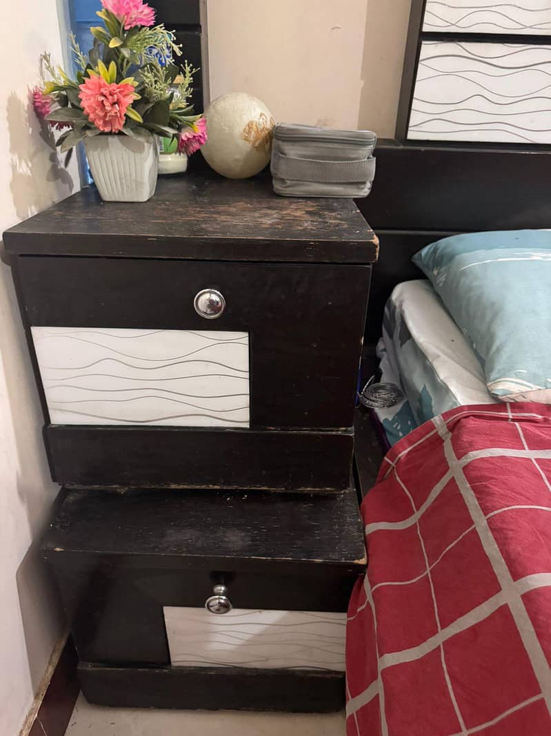 Bed with side tables, almaari, dressing table 1