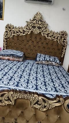 1 king size bed with 2 side table and 1 full size dressing table