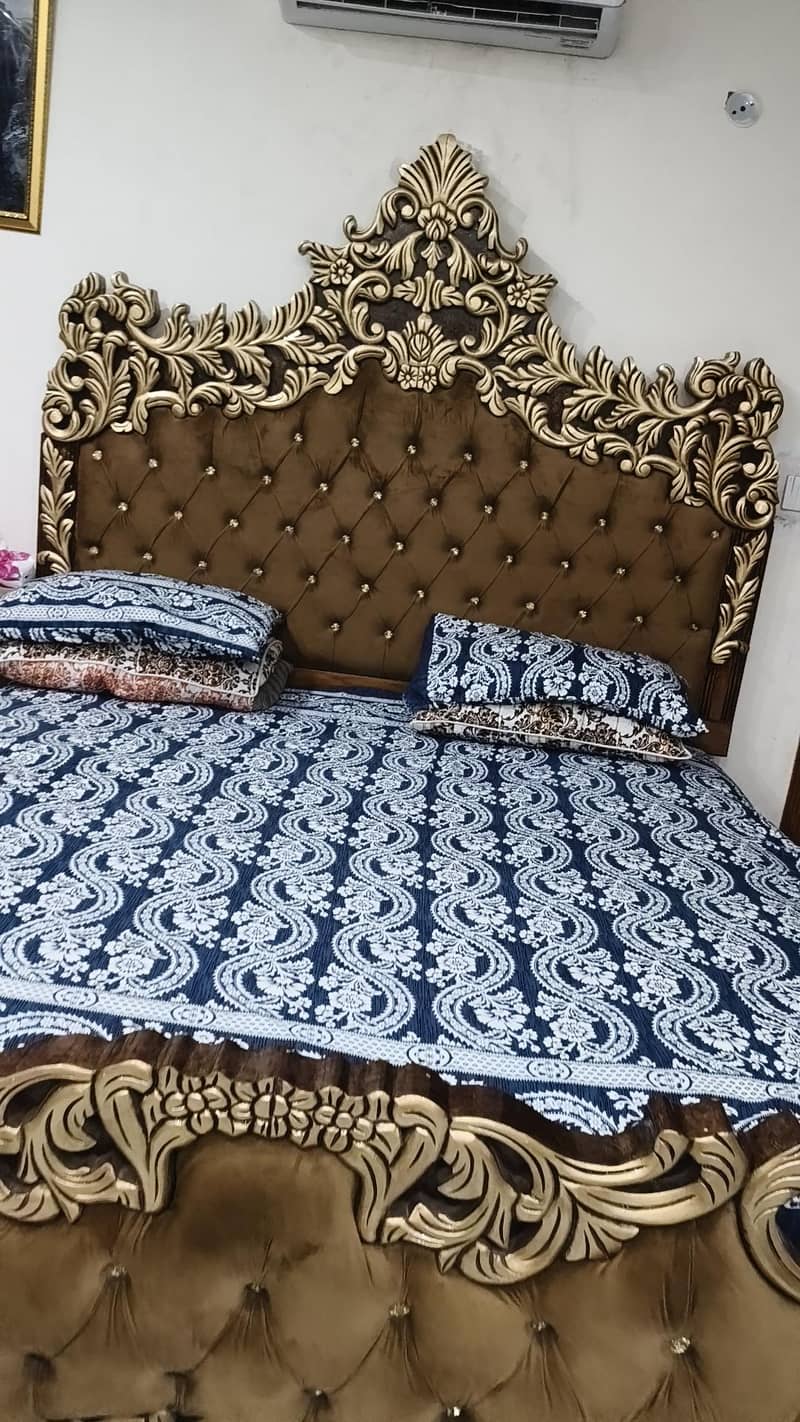 1 king size bed with 2 side table and 1 full size dressing table 0