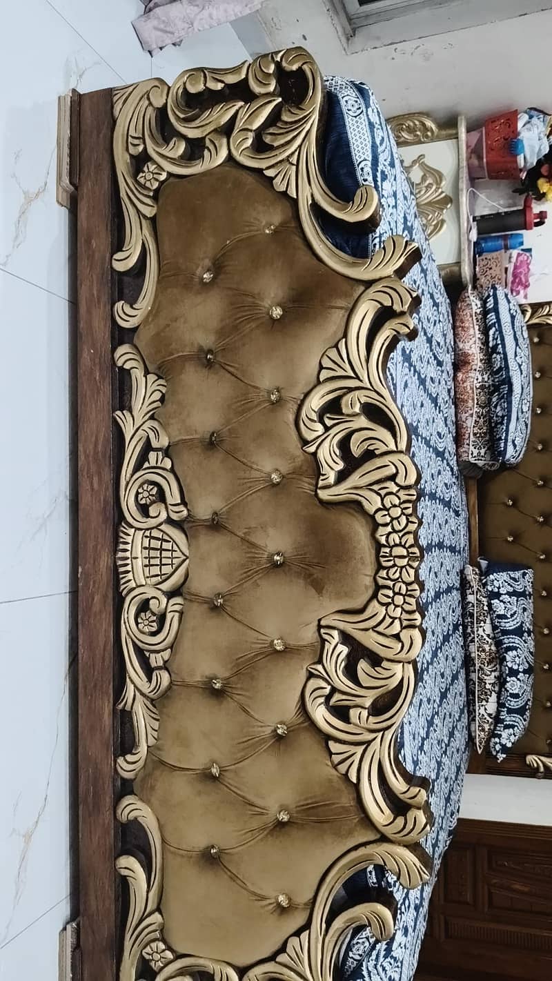 1 king size bed with 2 side table and 1 full size dressing table 1