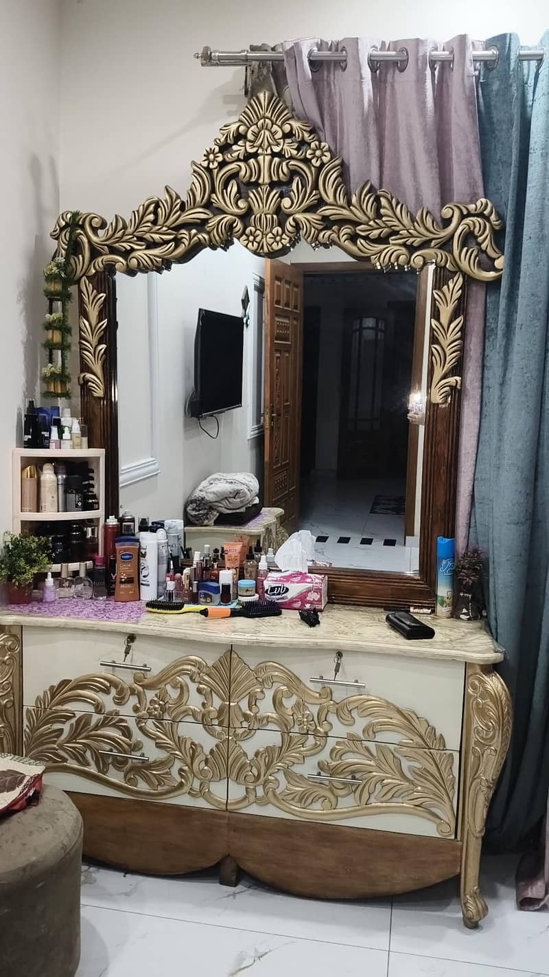 1 king size bed with 2 side table and 1 full size dressing table 2