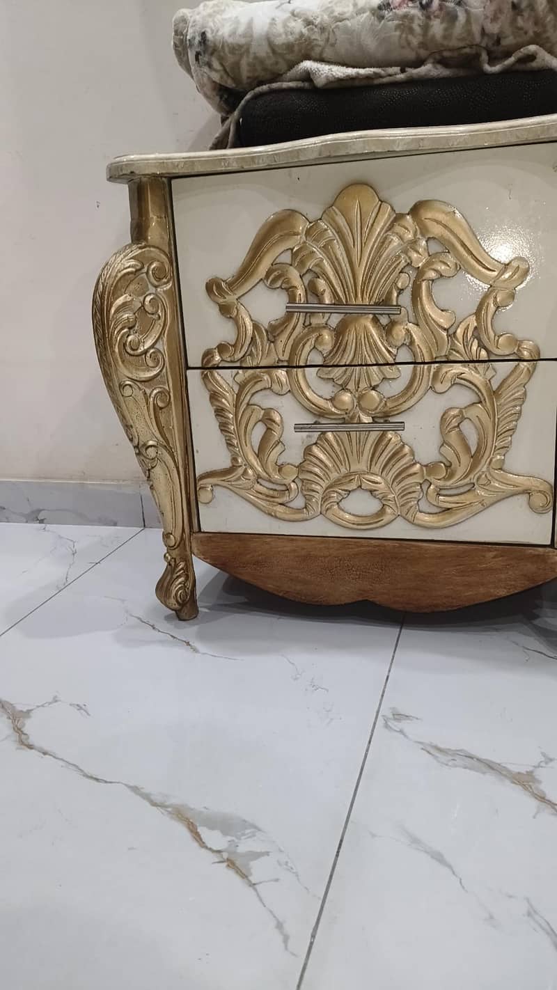 1 king size bed with 2 side table and 1 full size dressing table 3