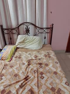 Iron bed in good condition size 6.5
