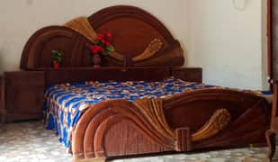 King bed made in wooden with colour "(Brown shaded red and Golden)".
