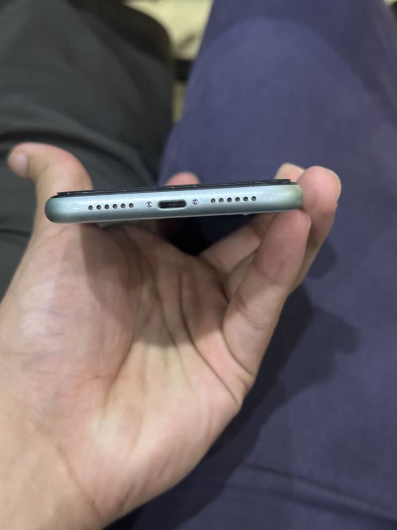 IPHONE 11 4