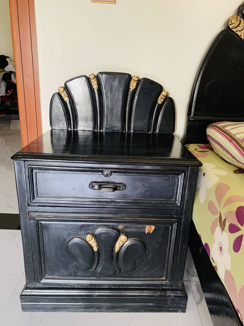 Bed set with two side tables and a dressing table 3