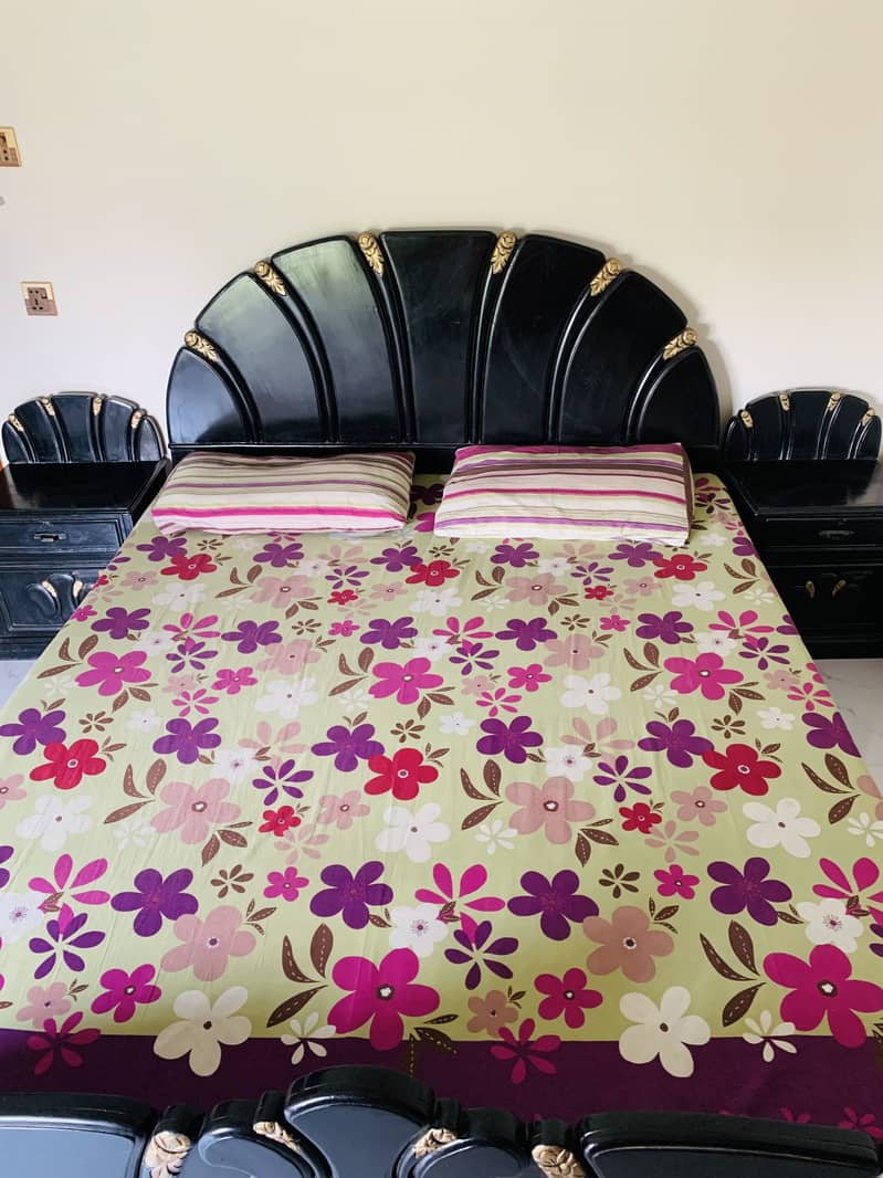 Bed set with two side tables and a dressing table 4