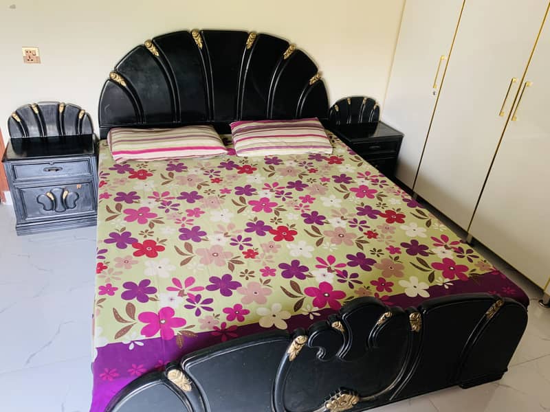 Bed set with two side tables and a dressing table 5