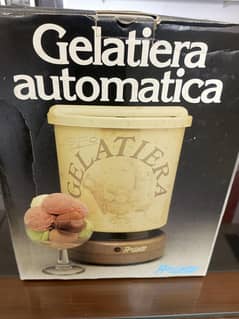 Ice cream maker 