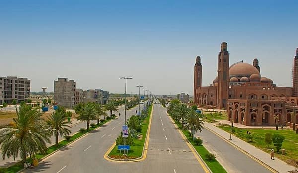 10 MARLA FACING PARK PLOT FOR SALE IN TAUHEED BLOCK WITH ALL DUES CLEAR 0