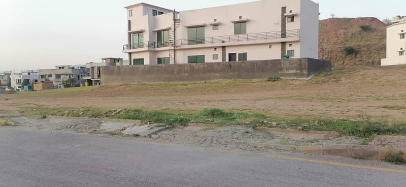 OUTSTANDING LOACTION 10 MARLA RESIDENTIAL PLOT AVAILABLE FOR SALE IN BLOCK I 2
