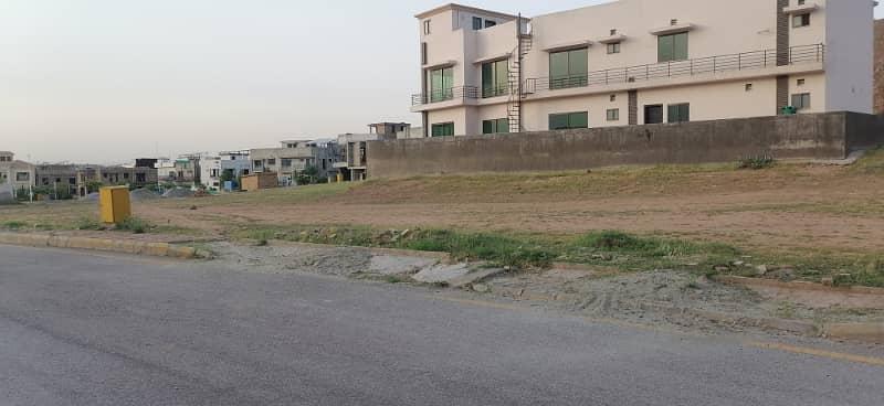 OUTSTANDING LOACTION 10 MARLA RESIDENTIAL PLOT AVAILABLE FOR SALE IN BLOCK I 3