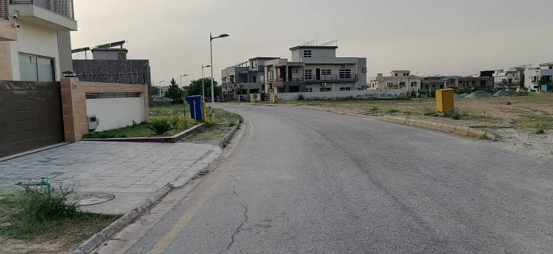 OUTSTANDING LOACTION 10 MARLA RESIDENTIAL PLOT AVAILABLE FOR SALE IN BLOCK I 6