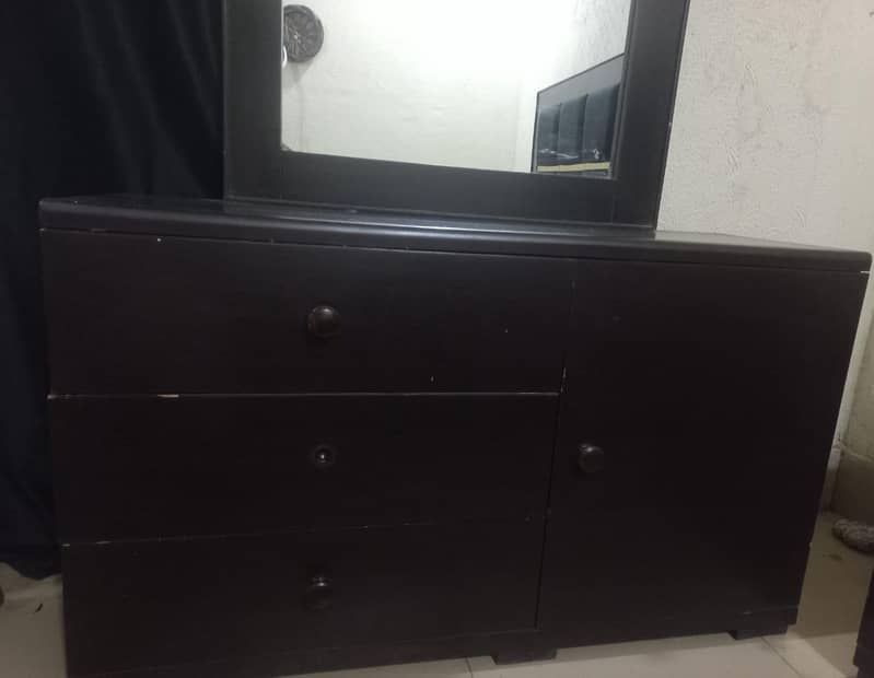 Bedroom Set with side tables & Dresser with mirror Excelent Condition 7