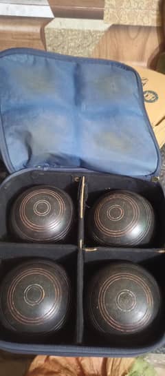 Henslite Lawn bowling balls set of 4 with bag