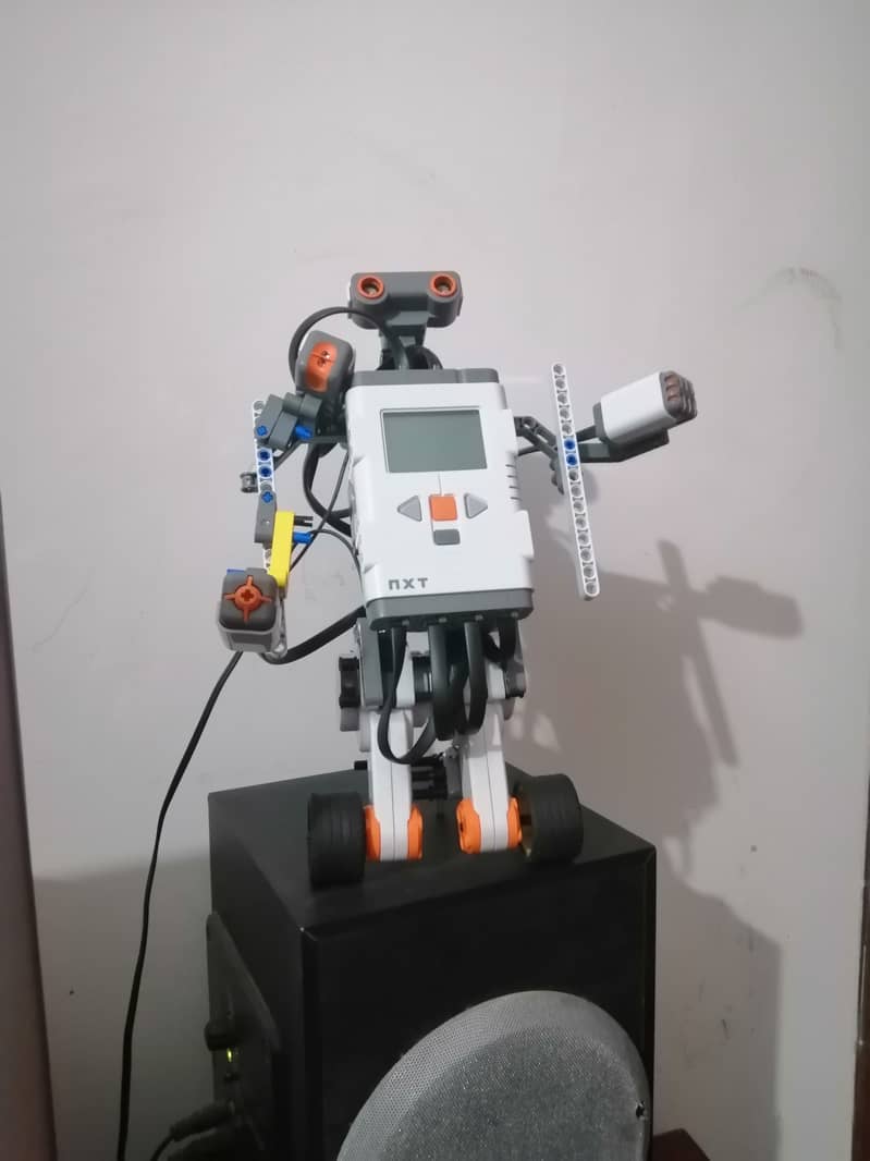 LEGO MINDSTORMS NXT Set – Excellent Condition 1