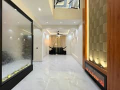 10 marla Tile flor house Facing park available for sale in Lake city