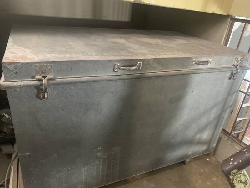 Full size petti with to lock's available and in good condition 0
