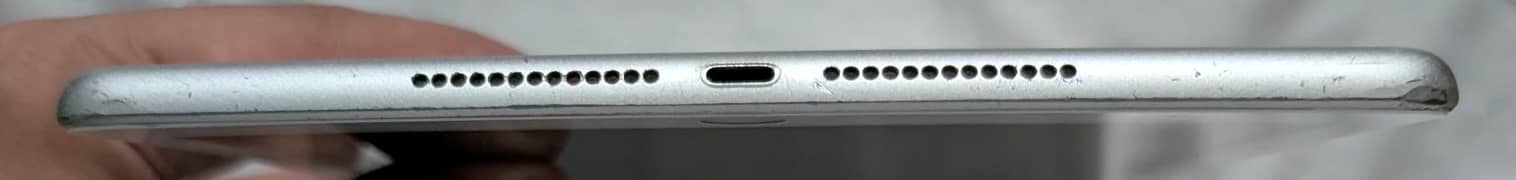 Apple Ipad 6th generation. 7/10 condition. Best for pubg 60 fps.