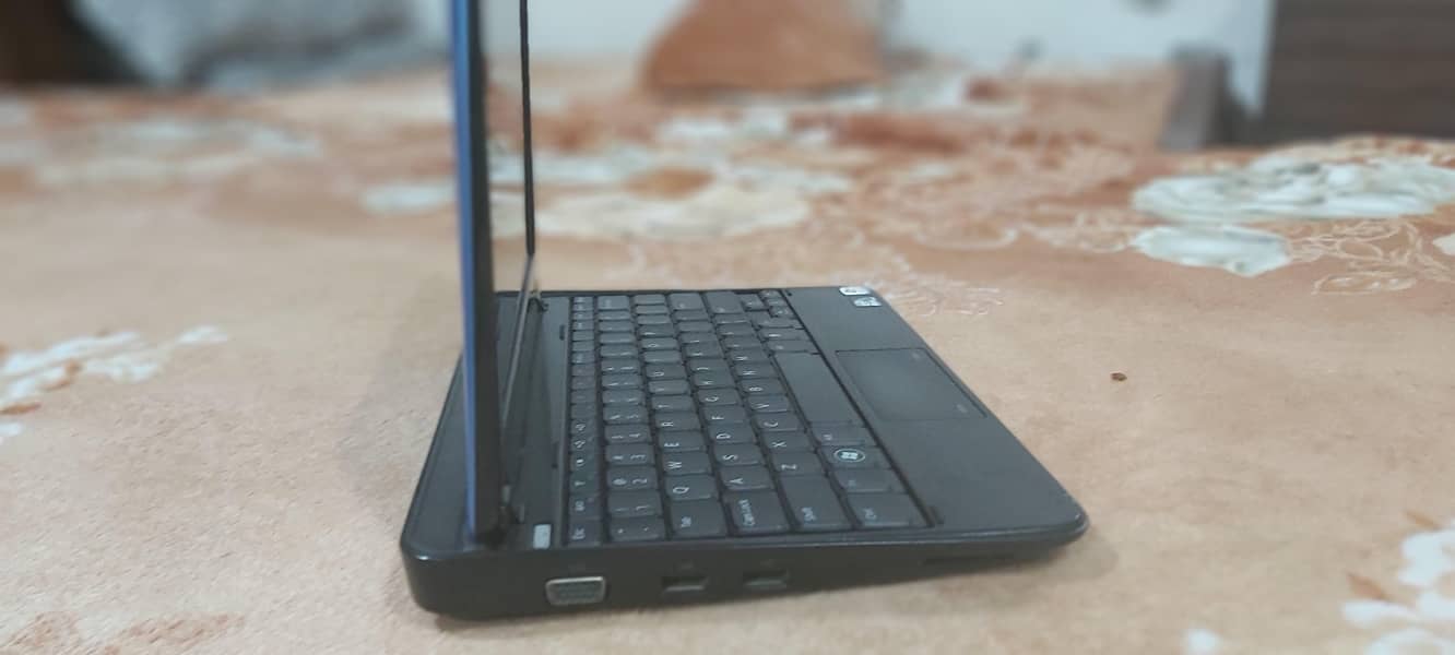it's screen doesn't work and the keyboard works 2