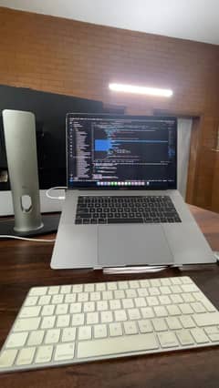 Macbook pro 15 inch 16 512 GB 2017 i7 4gb GPU