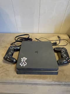 PS4 Standdard edition (500 gb) with original controllers