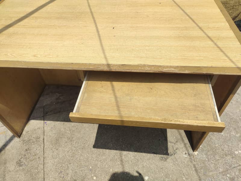 office table plus work table dono kaam ka lya use hu sakti ha 3