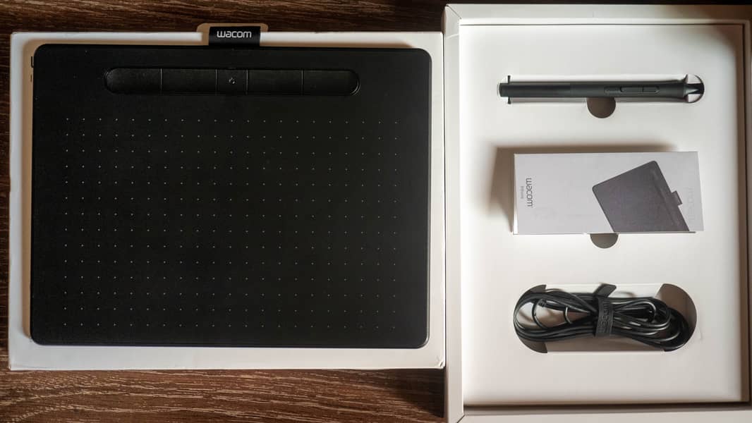 Wacom Intuos M  -  CTL-6100WL Wireless Graphics Tablet [Box Open] 4