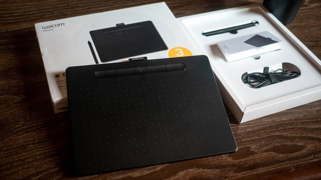 Wacom Intuos M  -  CTL-6100WL Wireless Graphics Tablet [Box Open] 5
