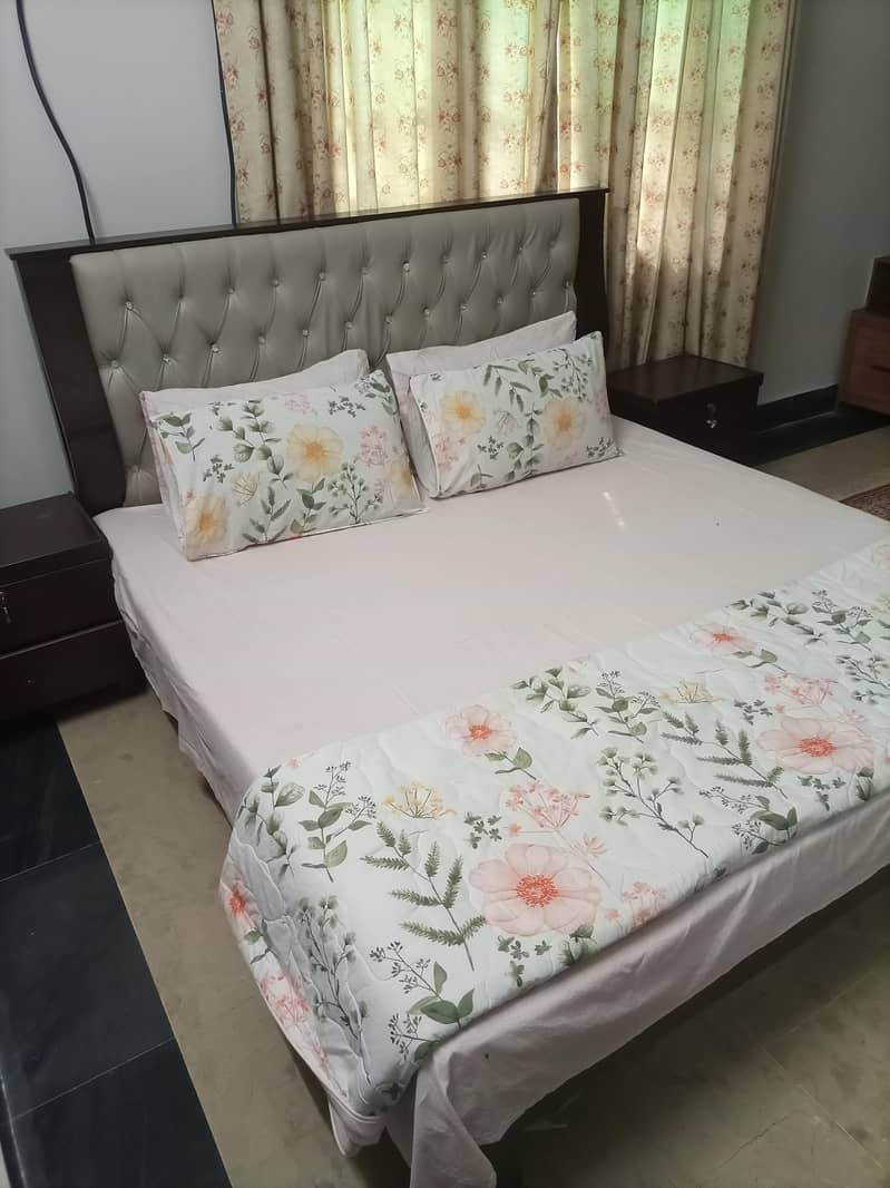 King Size Bed With Side Tables & Dressing Table: 1