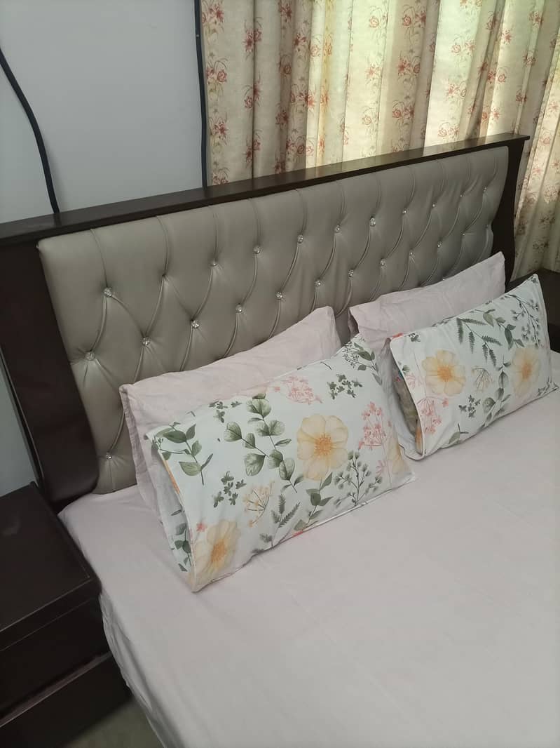 King Size Bed With Side Tables & Dressing Table: 2