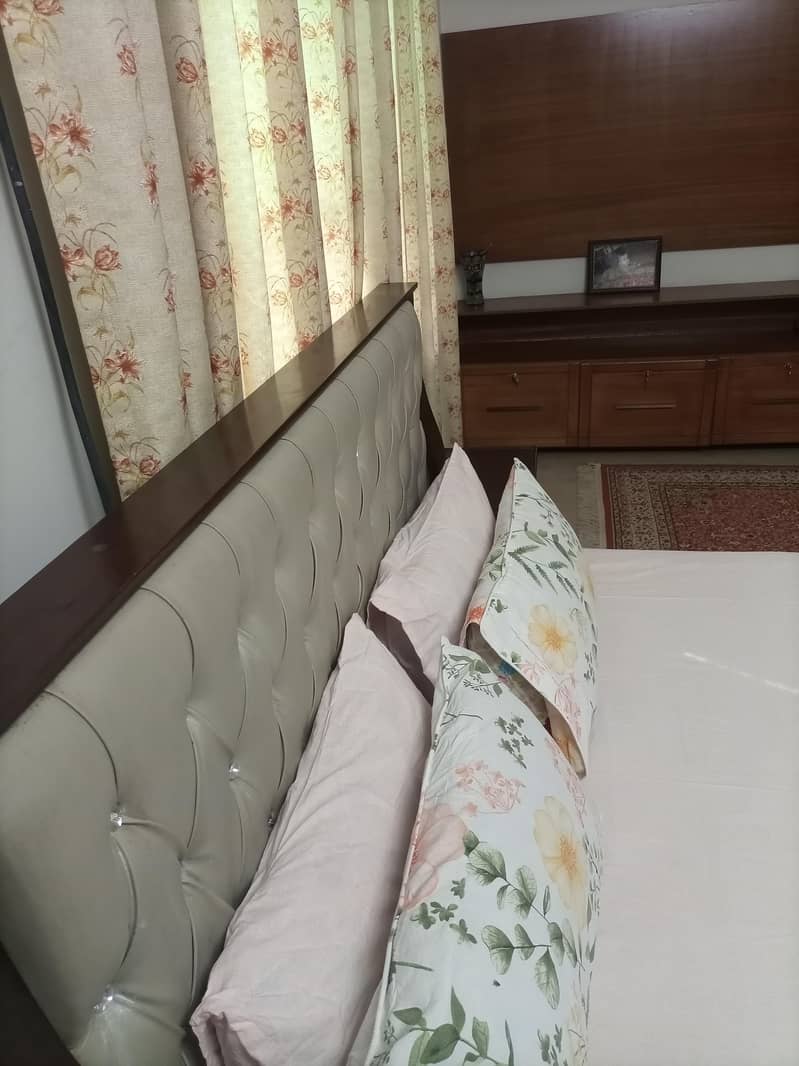 King Size Bed With Side Tables & Dressing Table: 3