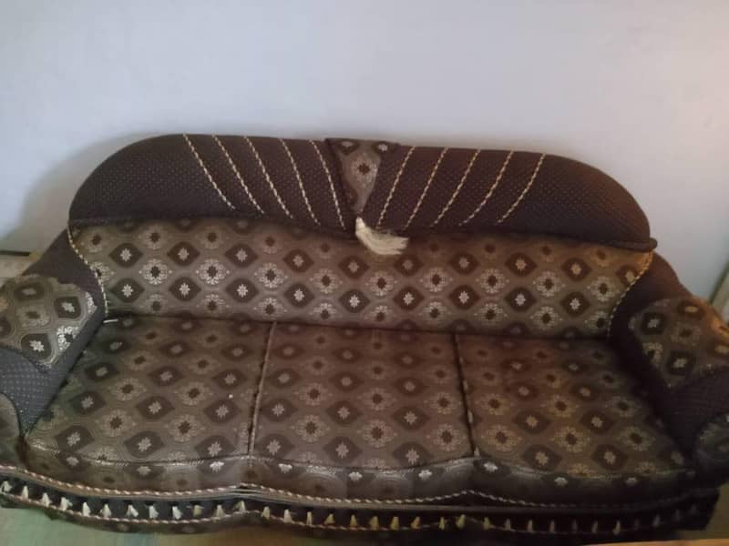 3 + 1 + 1 sofa set in Good Condition 1